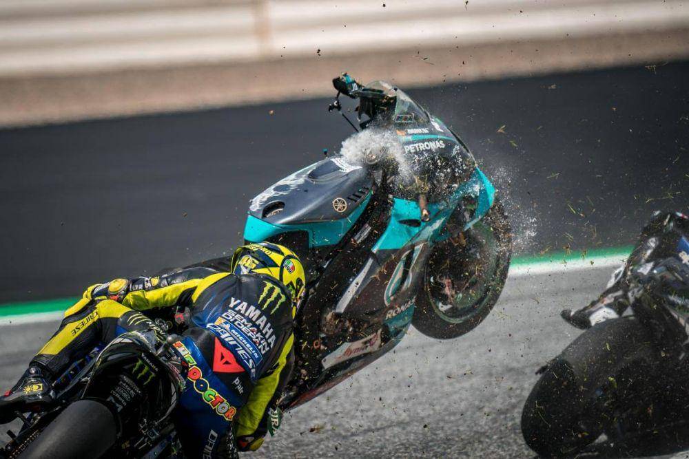 Valentino Rossi hampir terkena motor Morbidelli. (motogp.com)