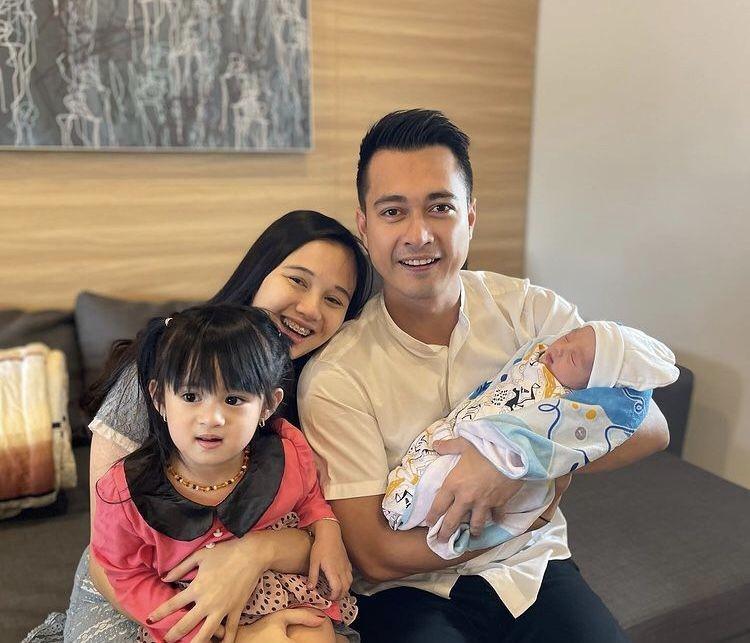 Tukang Selingkuh di Sinetron, 10 Bukti Eza Gionino Adalah Family Man