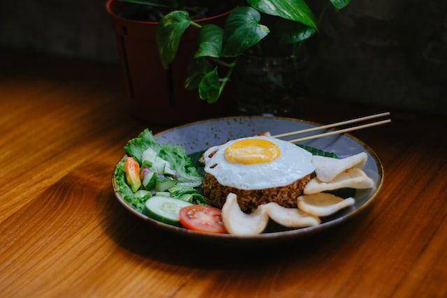 ilustrasi nasi goreng spesial dengan kerupuk (unsplash.com/agus susanto)