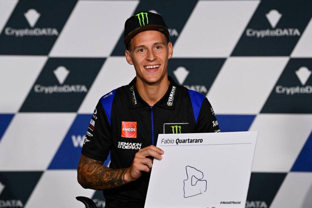 Fabio Quartararo menunjukkan hasil gambar layout baru Red Bull Ring yang ia gambar dengan mata tertutup. (motogp.com)