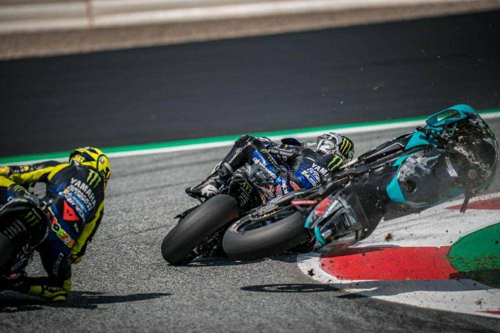 Insiden Johann Zarco dan Franco Morbidelli di Austria hampir mengenai Valentino Rossi dan Maverick Vinales. (motogp.com)
