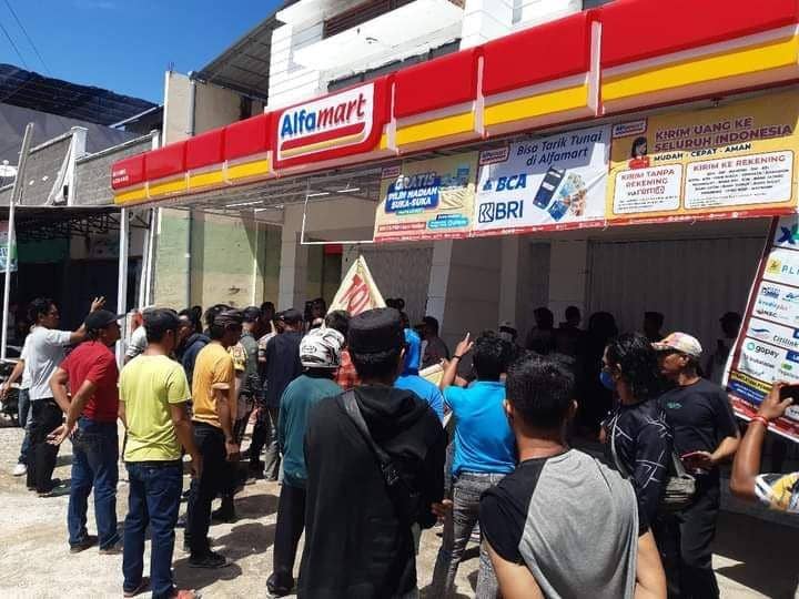Warga Demo Tolak Operasional Gerai Alfamart di Bima