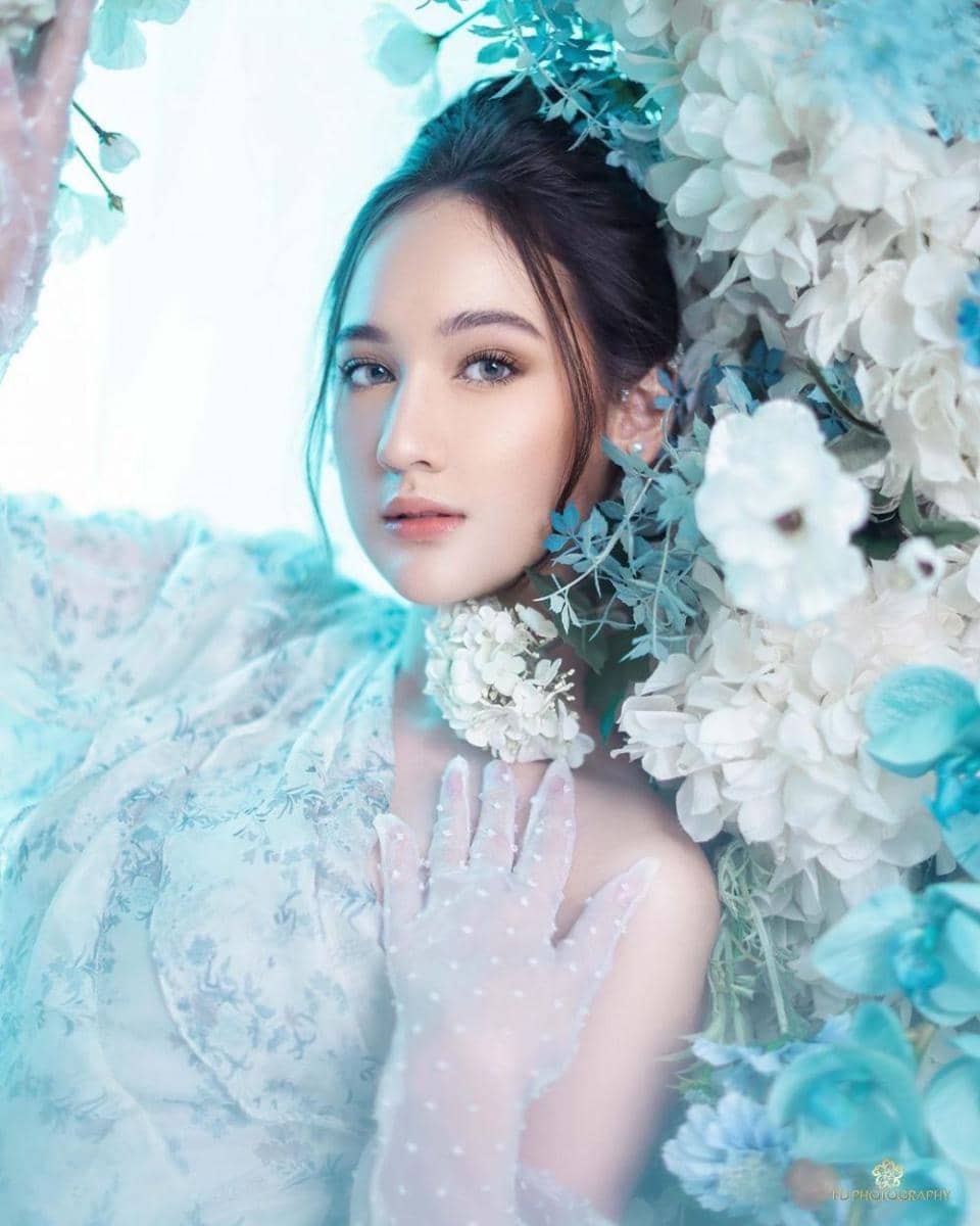 Pemotretan Laura Moane bertema Bunga. (instagram.com/fdphotography90)