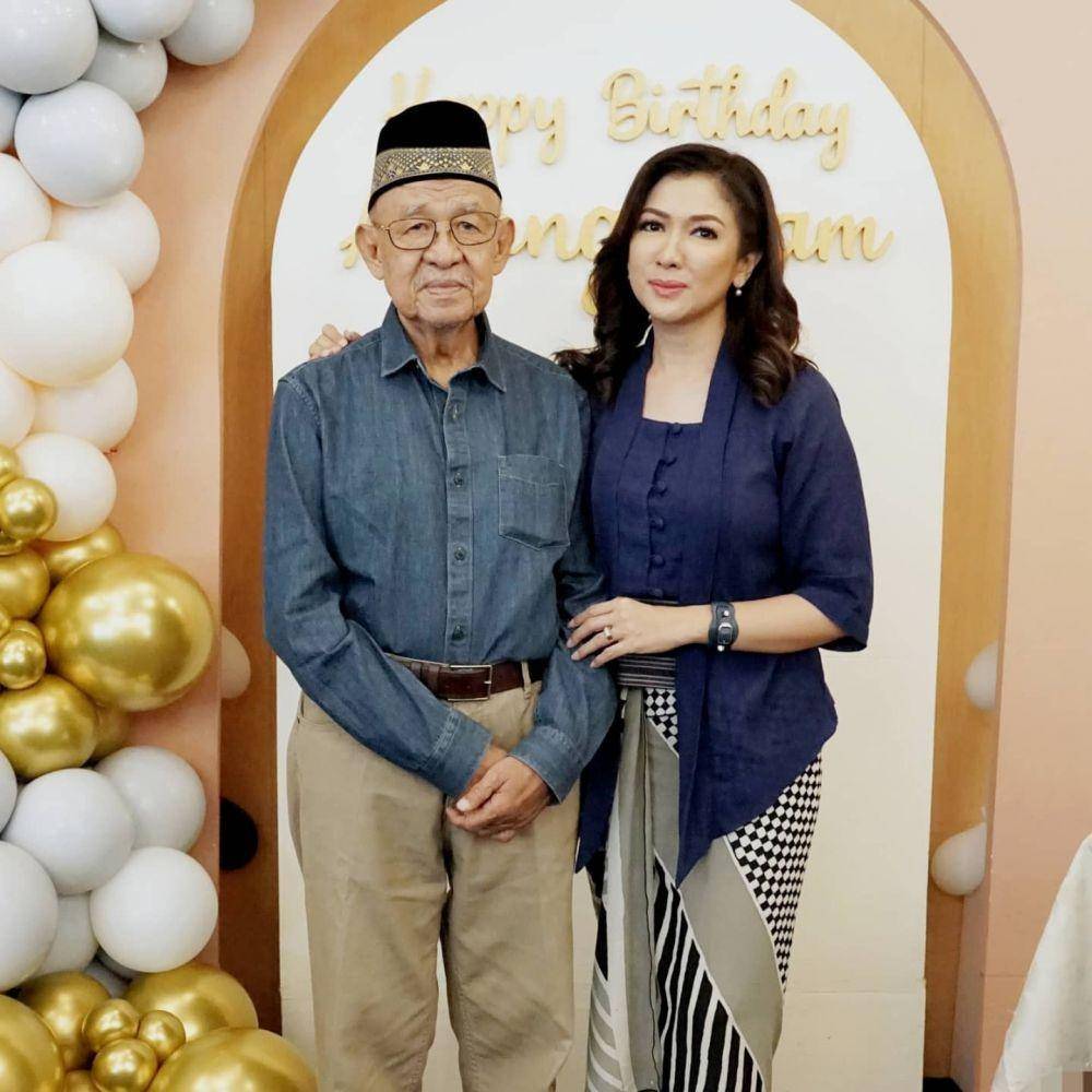 Kebaya dan Batik ala Fifi Aleyda Yahya (instagram.com/fifialeydayahya)