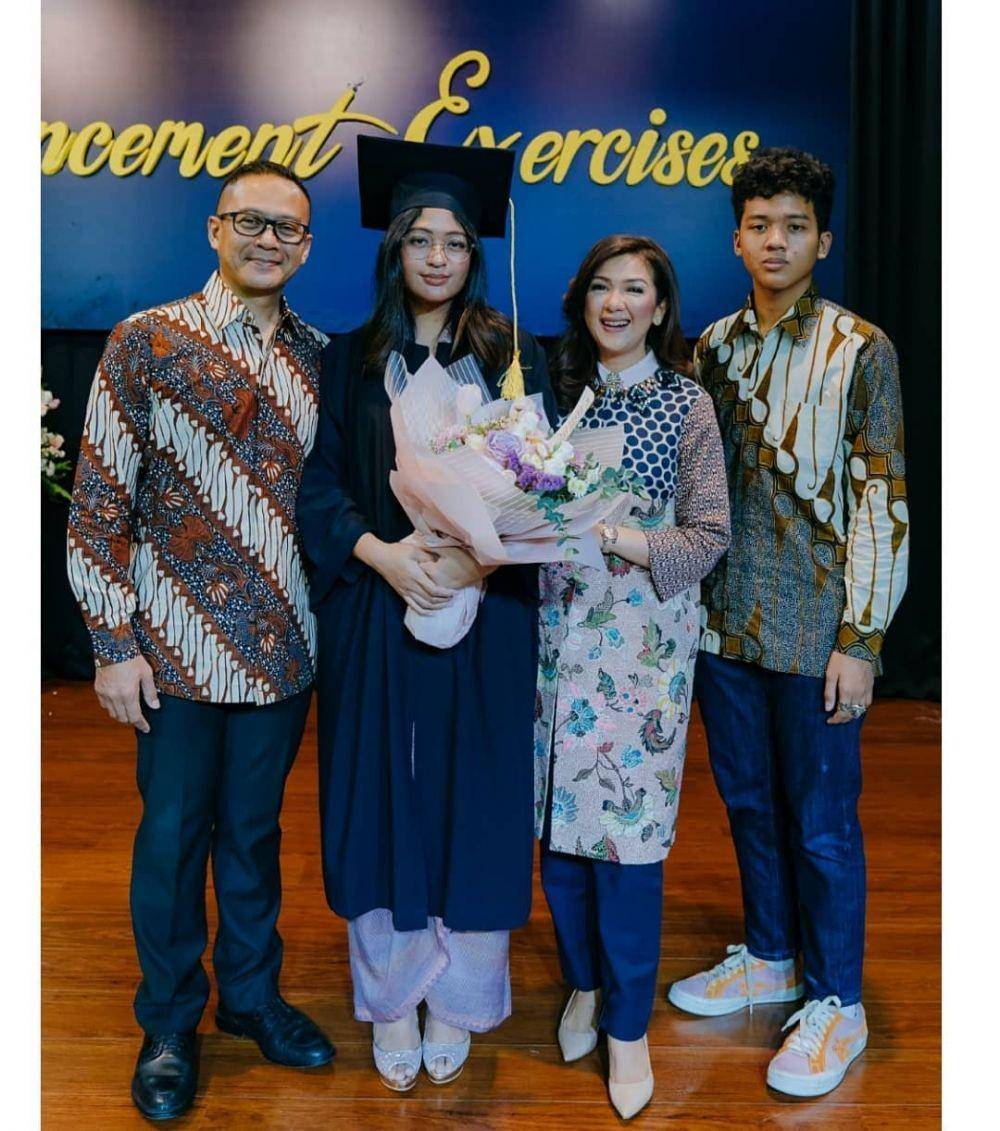 Kebaya dan Batik ala Fifi Aleyda Yahya (instagram.com/fifialeydayahya)