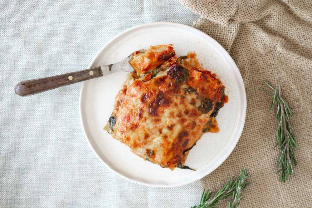 lasagna on white ceramic (pexels.com/Anna Guerrero)