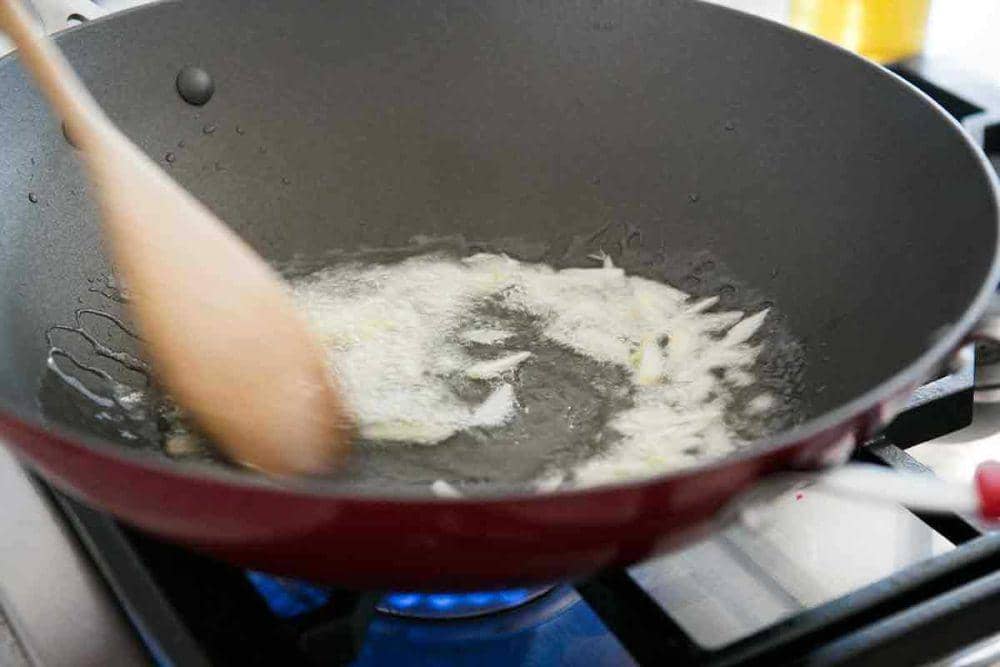 ilustrasi menumis (simplyrecipes.com)