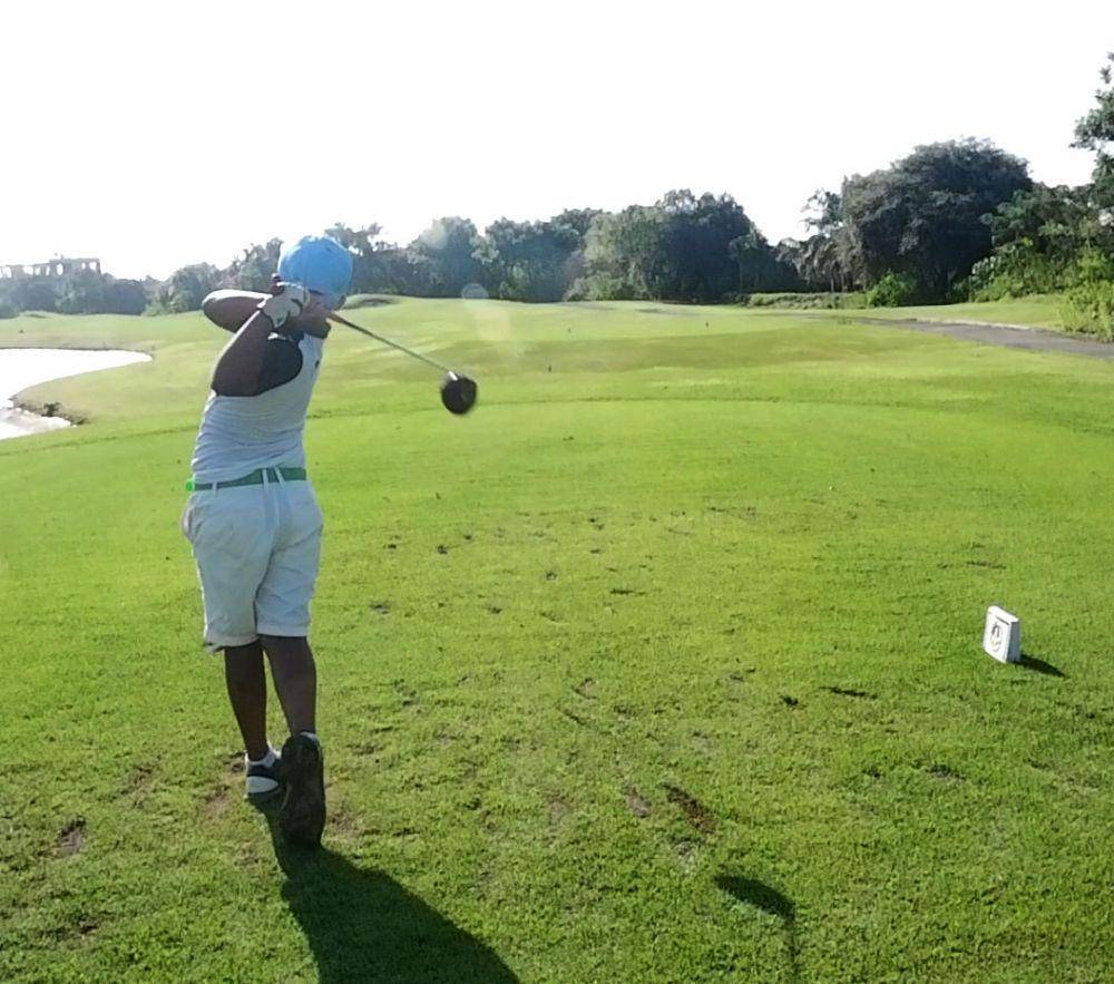 Seorang pemain golf remaja tengah memukul bola golf. (dok. pribadi/Ari Budiadnyana)