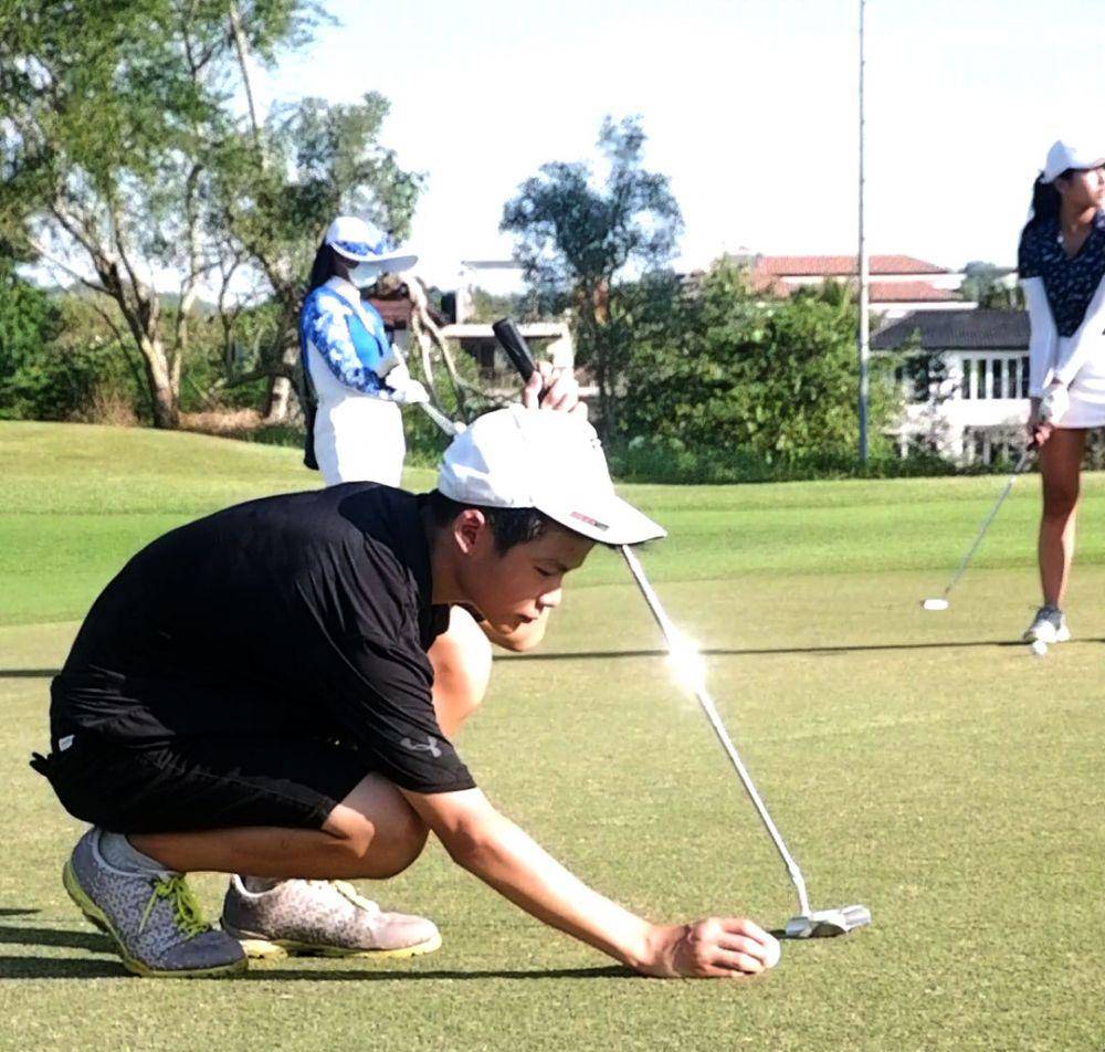 Para remaja sedang bermain golf. (dok. pribadi/Ari Budiadnyana)