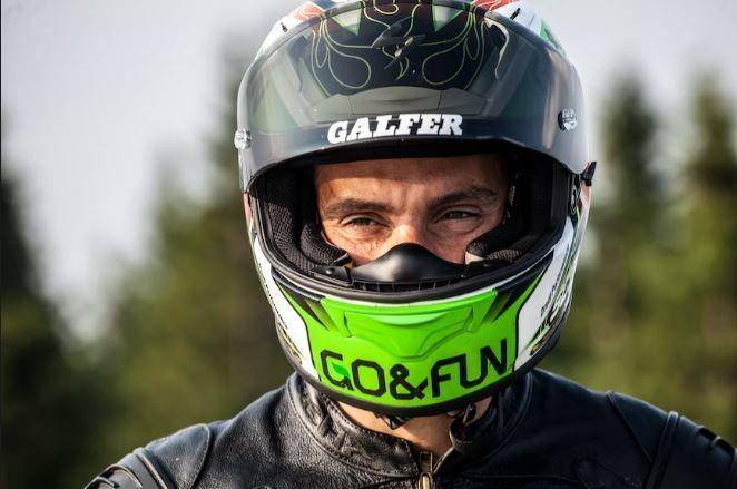 Ilustrasi mengenakan helm flat visor (unsplash.com)