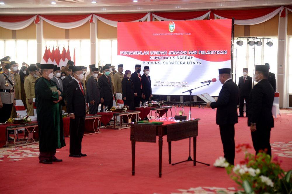Gubernur Sumatra Utara Edy Rahmayadi melantik Arief Sudarto Trinugroho menjadi Sekda Sumut, Jumat (19/8/2022). (IDN Times/Prayugo Utomo)