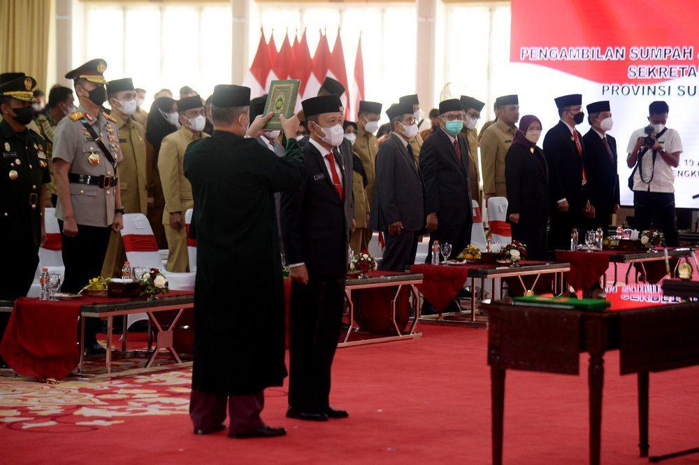 Gubernur Sumatra Utara Edy Rahmayadi melantik Arief Sudarto Trinugroho menjadi Sekda Sumut, Jumat (19/8/2022). (IDN Times/Prayugo Utomo)