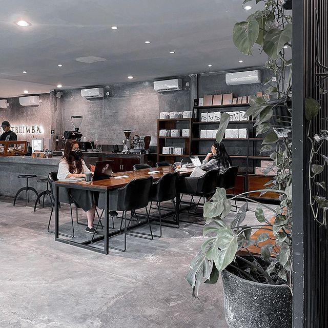 suasana kerja di Imba Coffee (instagram.com/imbacoffee)