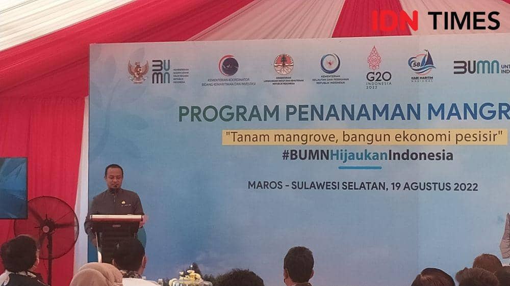 Gubernur Sulsel Andi Sudirman Sulaiman saat acara penanaman mangrove di Dusun Marannu, Desa Marana, Kecamatan Lau, Kabupaten Maros, Jumat (19/8/2022). IDN Times/Asrhawi Muin