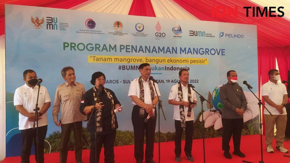 Konferensi pers usai penanaman mangrove di Dusun Marannu, Desa Marana, Kecamatan Lau, Kabupaten Maros, Jumat (19/8/2022). IDN Times/Asrhawi Muin