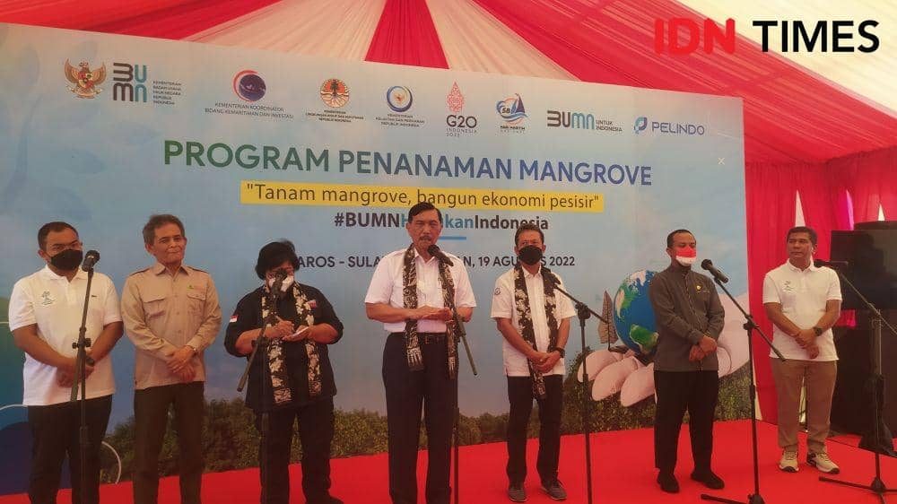 Konferensi pers usai penanaman mangrove di Dusun Marannu, Desa Marana, Kecamatan Lau, Kabupaten Maros, Jumat (19/8/2022). IDN Times/Asrhawi Muin