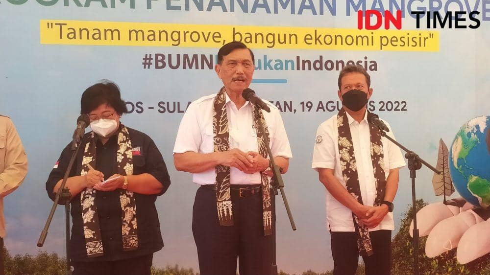 Konferensi pers usai penanaman mangrove di Dusun Marannu, Desa Marana, Kecamatan Lau, Kabupaten Maros, Jumat (19/8/2022). IDN Times/Asrhawi Muin