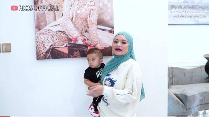 potret Nathalie Holscher dan Adzam jenguk baby Moana (youtube.com/Ricis Official)