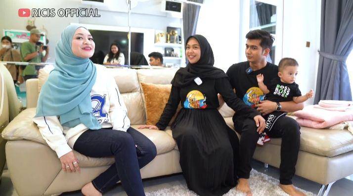 potret Nathalie Holscher dan Adzam jenguk baby Moana (youtube.com/Ricis Official)