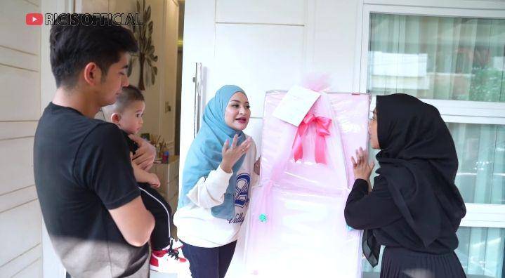 potret Nathalie Holscher dan Adzam jenguk baby Moana (youtube.com/Ricis Official)