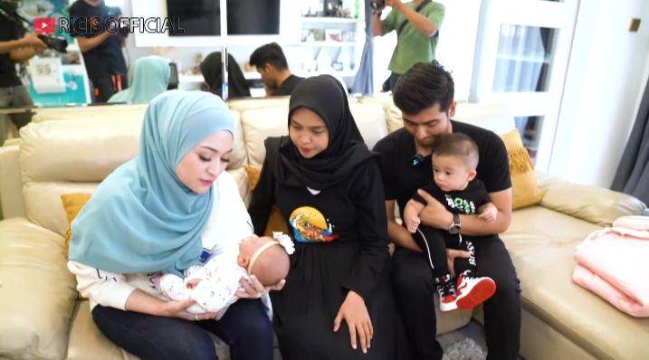 potret Nathalie Holscher dan Adzam jenguk baby Moana (youtube.com/Ricis Official)
