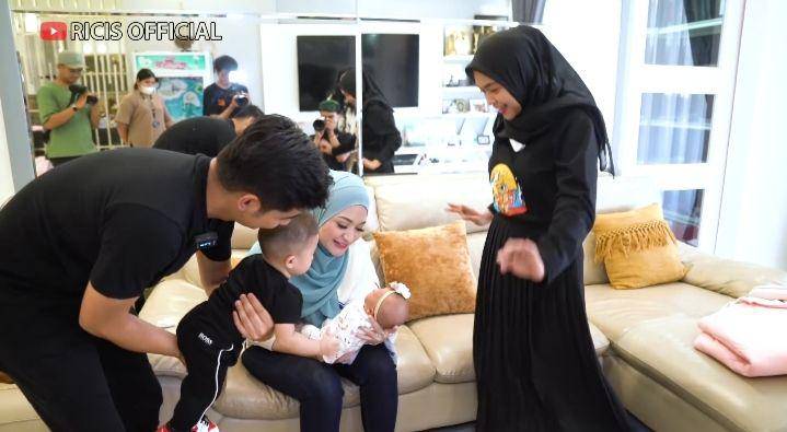 potret Nathalie Holscher dan Adzam jenguk baby Moana (youtube.com/Ricis Official)