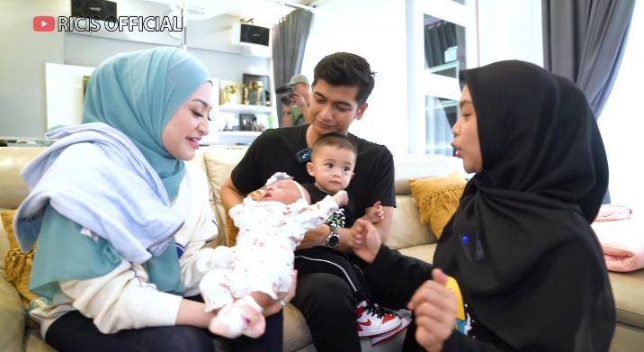 potret Nathalie Holscher dan Adzam jenguk baby Moana (youtube.com/Ricis Official)