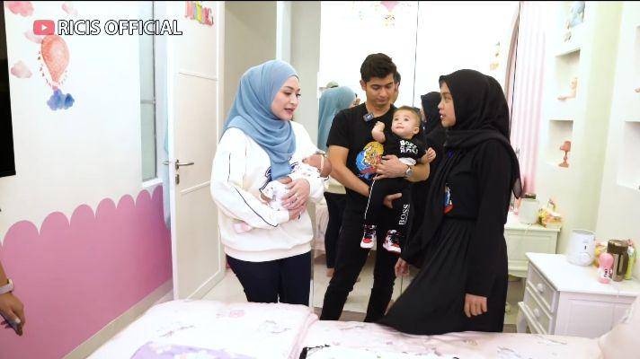 potret Nathalie Holscher dan Adzam jenguk baby Moana (youtube.com/Ricis Official)