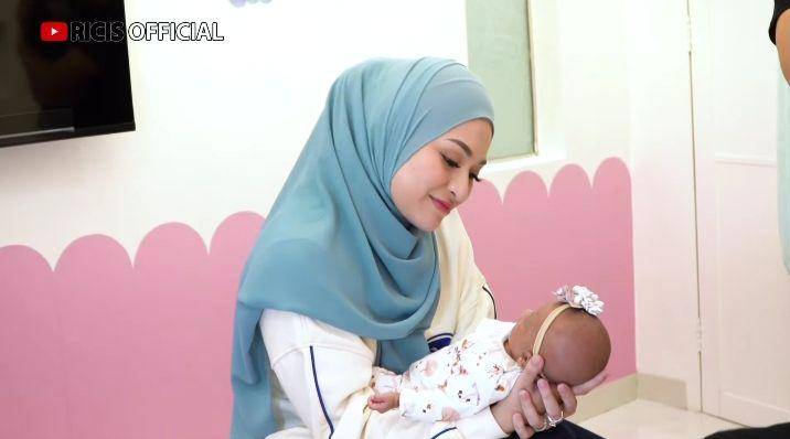 potret Nathalie Holscher dan Adzam jenguk baby Moana (youtube.com/Ricis Official)