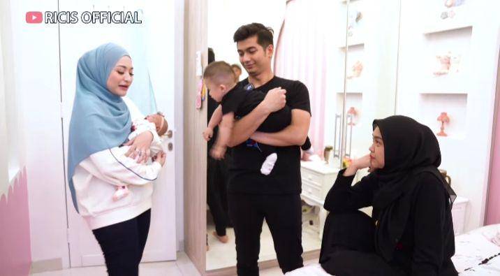 potret Nathalie Holscher dan Adzam jenguk baby Moana (youtube.com/Ricis Official)