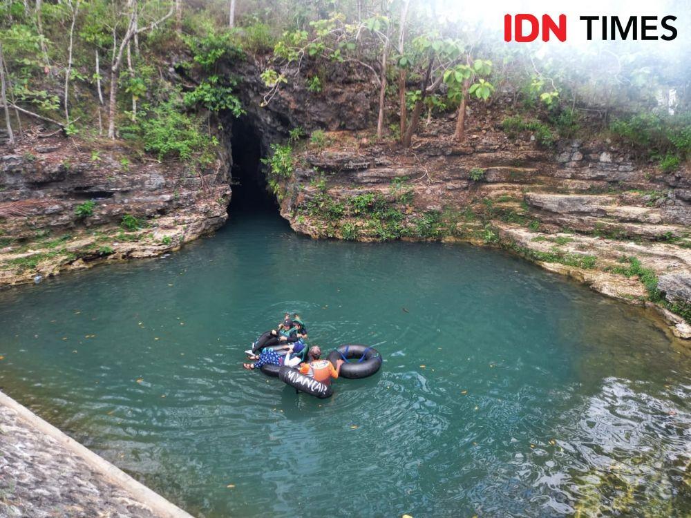 Wisatawan menyusuri Gua Pindul (IDN Times/Aryodamar)