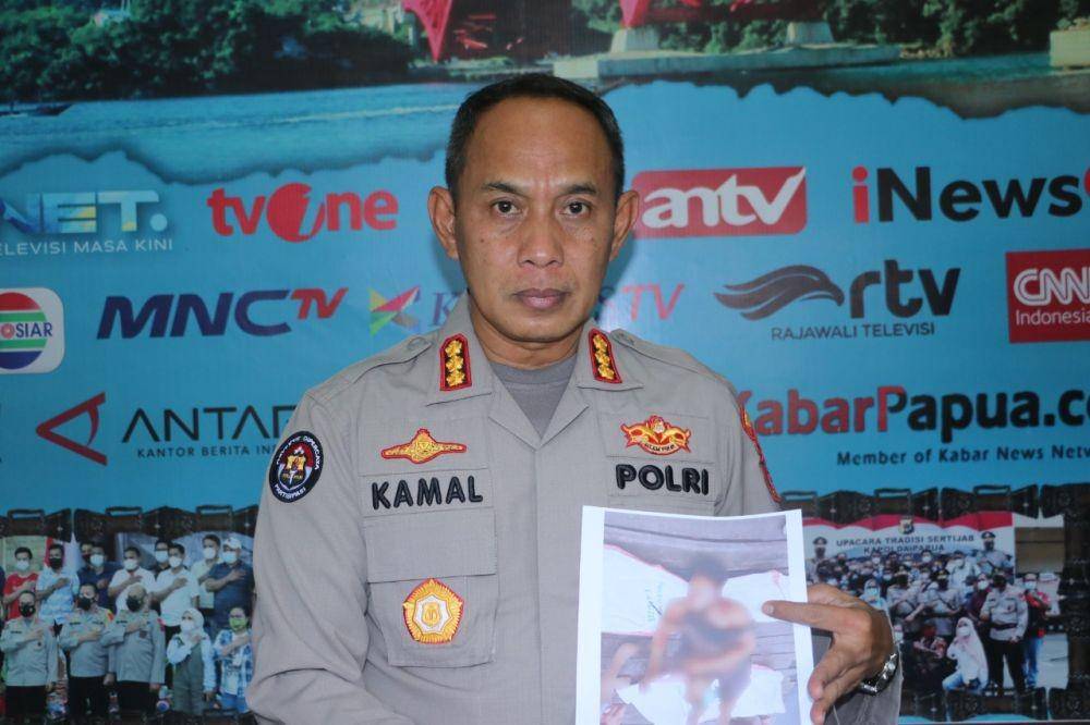 Kabid Humas Polda Papua Kombes Pol Ahmad Mustofa Kamal saat menunjukkan foto korban yang ditemukan dalam kondisi meninggal dunia IDN Times/ Istimewa