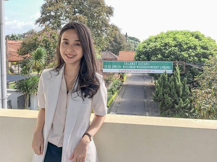 10 Selebriti Lulus S2 dan Punya Gelar Magister Psikologi