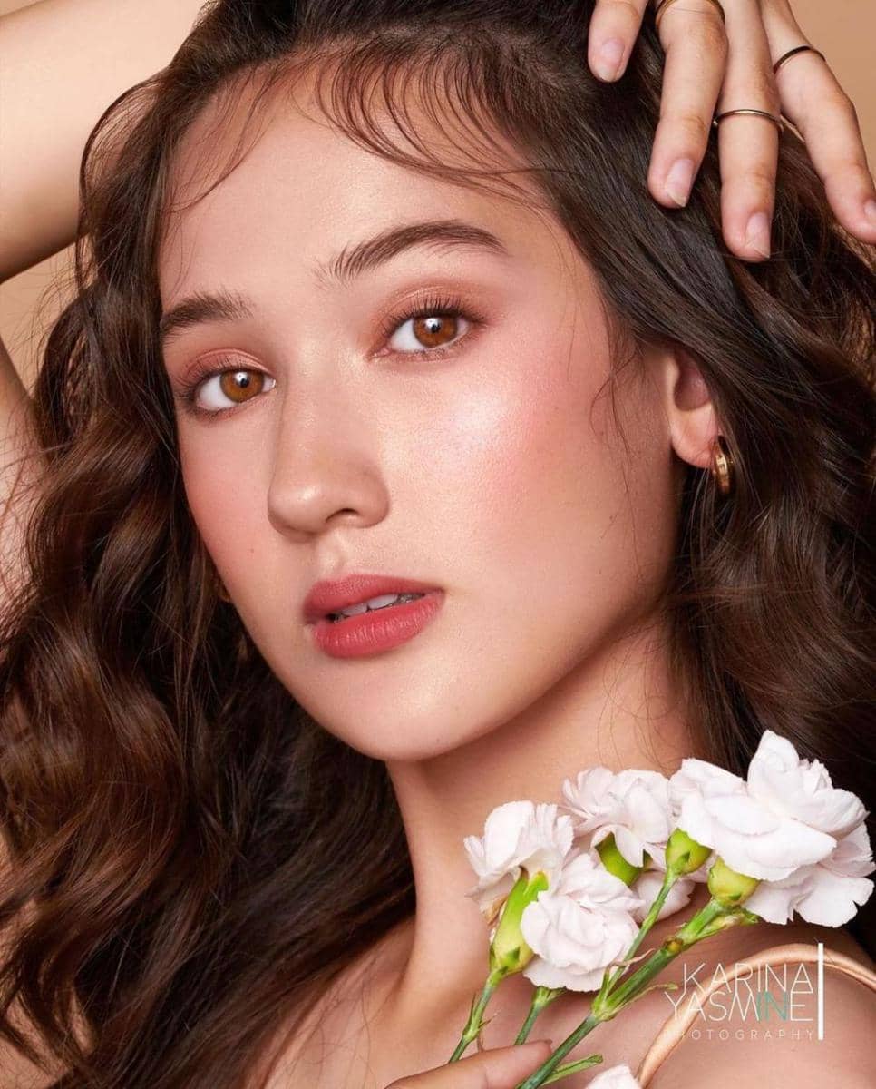 Pemotretan Laura Moane bertema bunga. (instagram.com/its_lauramoane2)