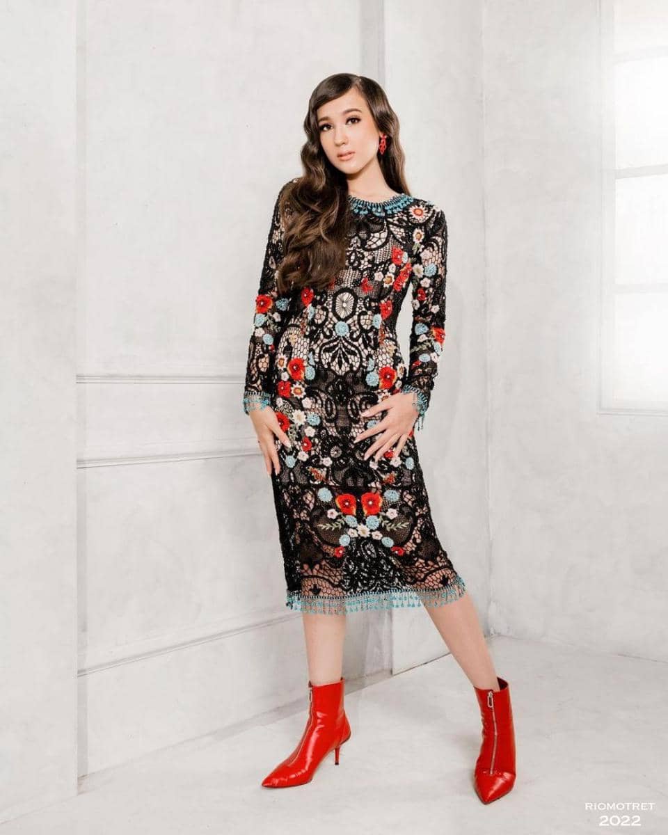 Pemotretan Laura Moane bertema bunga. (instagram.com/its_lauramoane2)