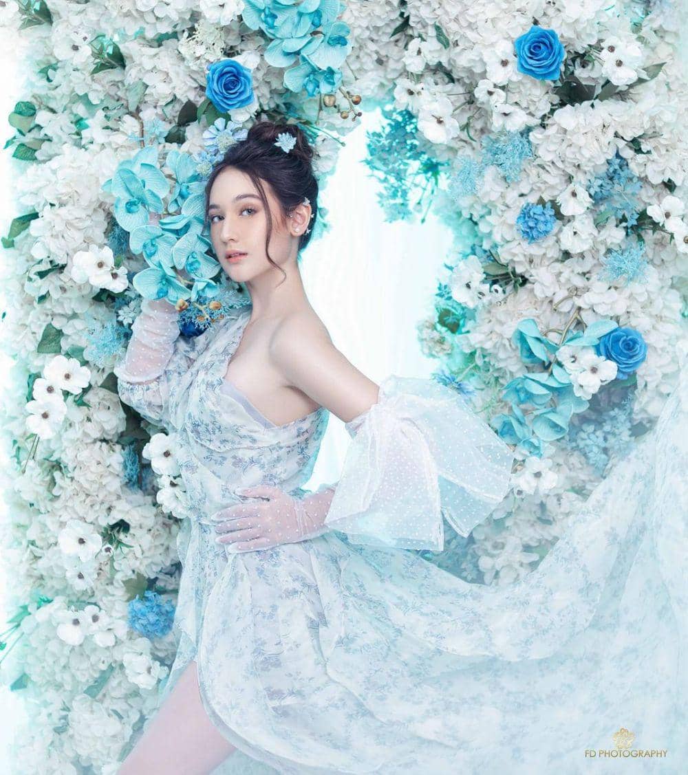 Pemotretan Laura Moane bertema bunga. (instagram.com/its_lauramoane2)