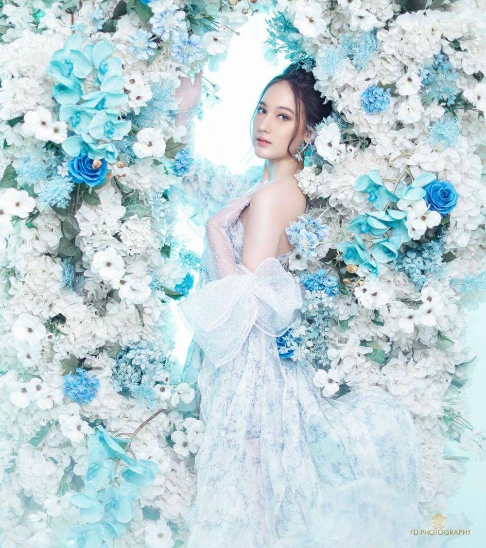 Pemotretan Laura Moane bertema bunga. (instagram.com/its_lauramoane2)