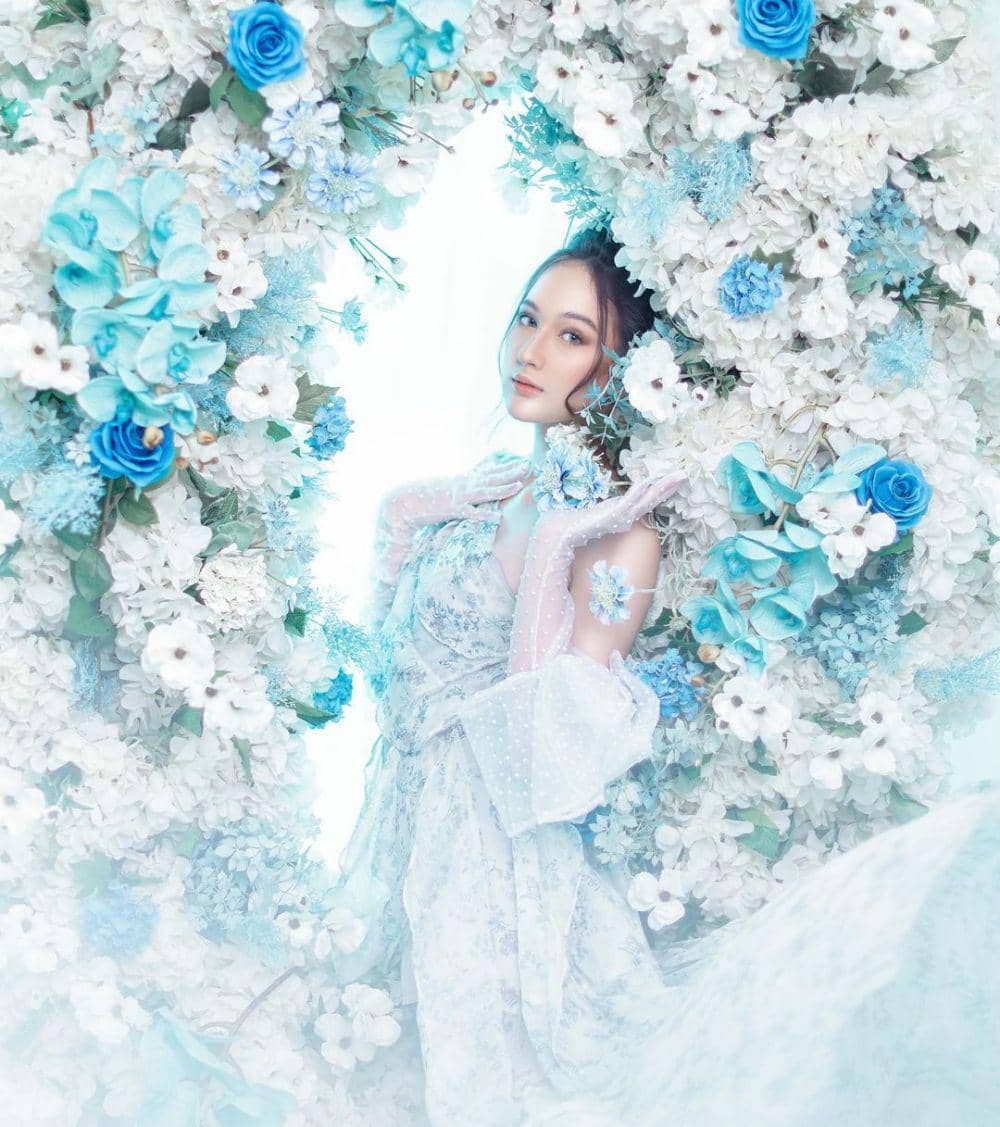 Pemotretan Laura Moane bertema bunga. (instagram.com/its_lauramoane2)