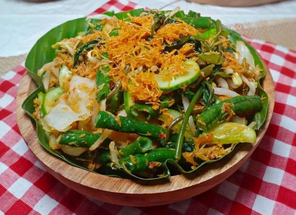 ilustrasi urap salah satu lauk pendamping nasi kuning (instagram.com/kakoki_kendari)