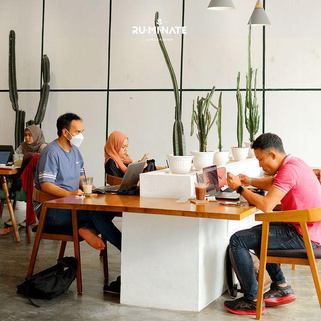 suasana kerja di Ruminate coffee Yogyakarta (instagram.com/ruminate.id)