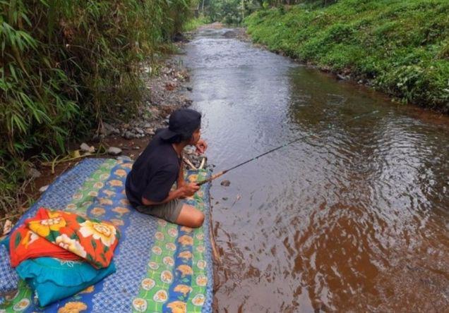 10 Kelakuan Random Orang Memancing ini Gak Jelas Banget, Bikin Geleng!