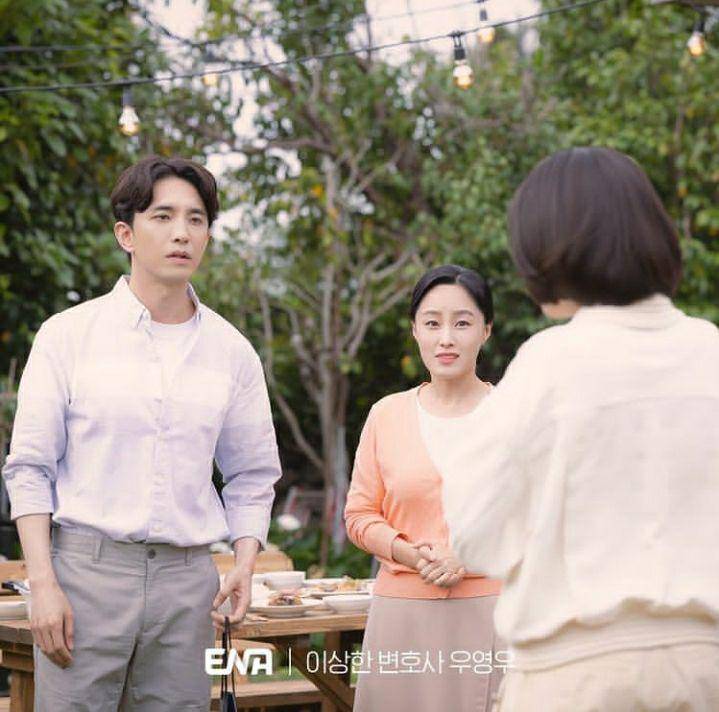 Yoon Na Moo dan Chae Song Hwa di Extraordinary Attorney Woo (instagram.com/channel.ena.d)