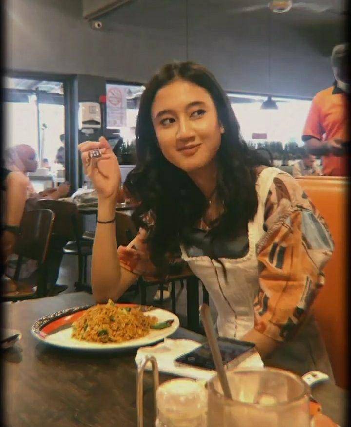 Potret Keisya Levronka saat makan di Malaysia. Instagram.com/universalmusic_my