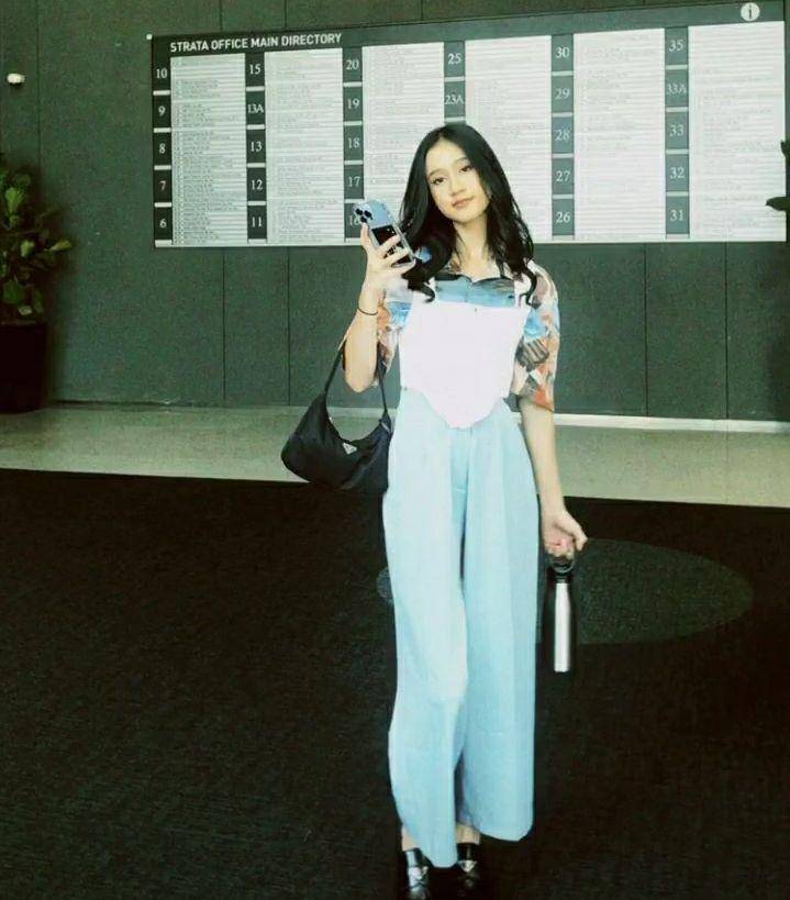 Potret Keisya Levronka saat di Malaysia. Instagram.com/universalmusic_my