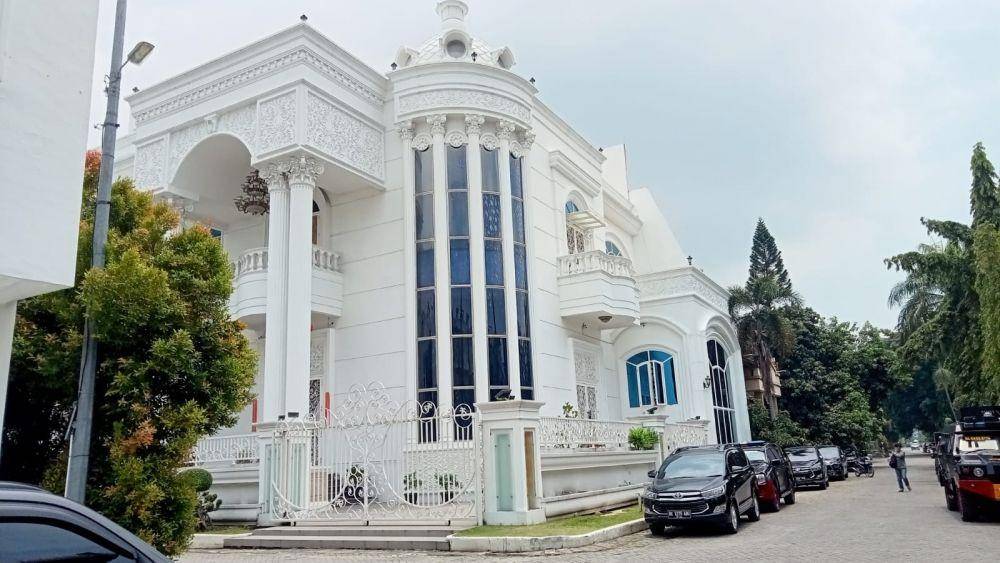 Polda Sumut menggeledah rumah diduga milik ABK di Komplek Cemara Asri, Kabupaten Deliserdang, Jumat (19/8/2022). ABK adalh terduga bos markas judi online yang digerebek beberapa waktu lalu. (IDN Times/Istimewa)