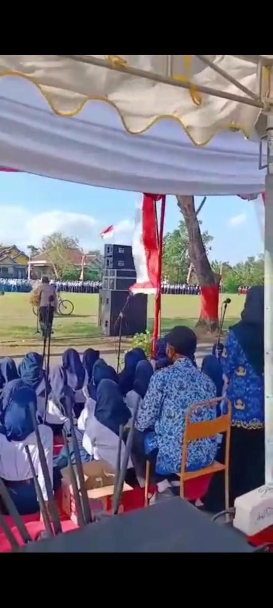 Video Petani Melintasi Peserta Upacara di Tulungagung Viral