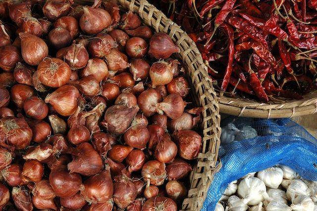 ilustrasi bawang merah dan bawang putih (unsplash.com/Wonderlane)