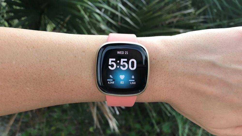 ilustrasi smartwatch terbaik dari Fitbit untuk wanita (pcmag.com)