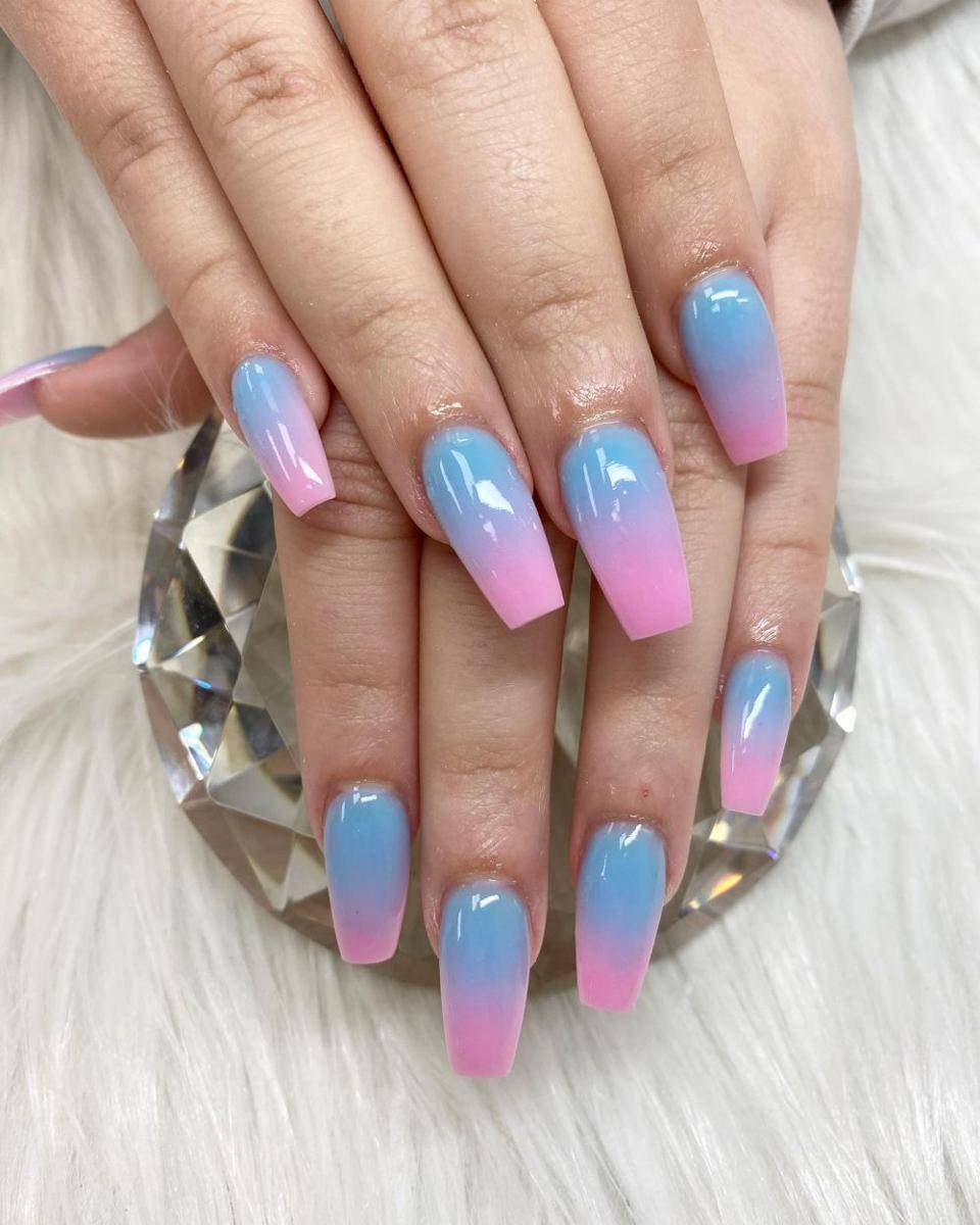 ombre nails (instagram.com/reigatenailsandspa)
