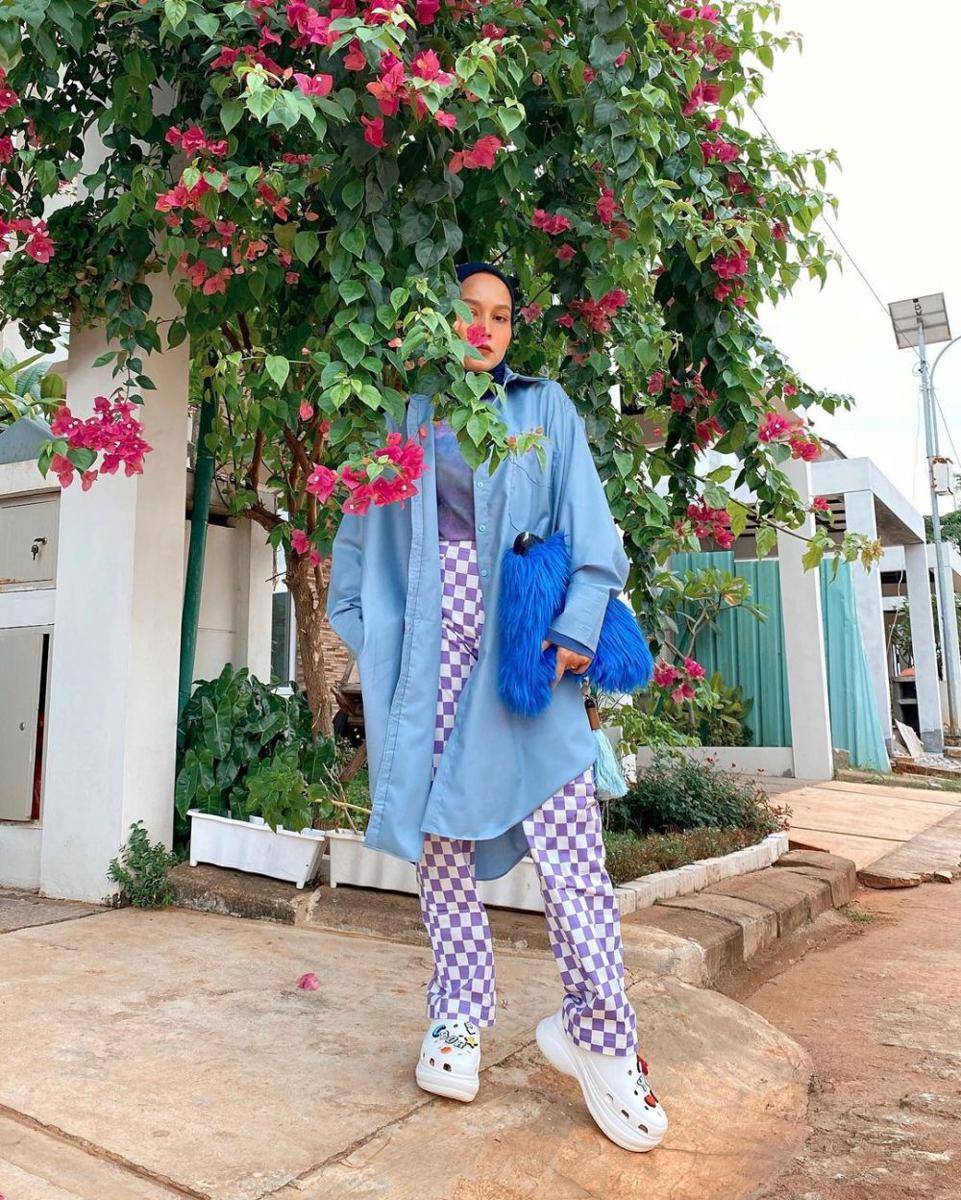 inspirasi outfit hijab bernuansa warna biru ala Nissa Chair (instagram.com/nissachair)